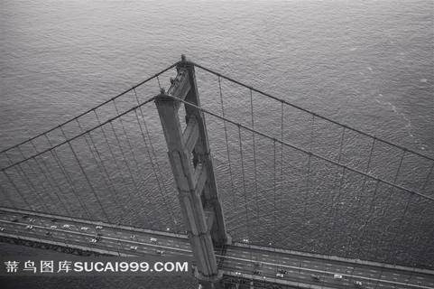 俯瞰海上的大桥