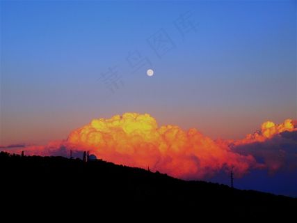 黄昏时天边的云彩摄影图片