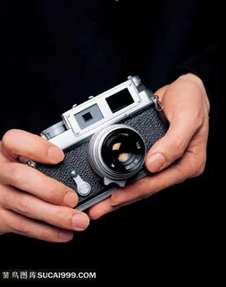 手拿着数码摄影机