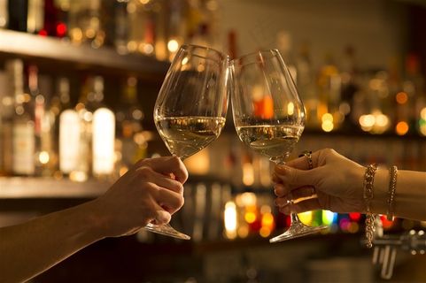 手举玻璃酒杯碰杯