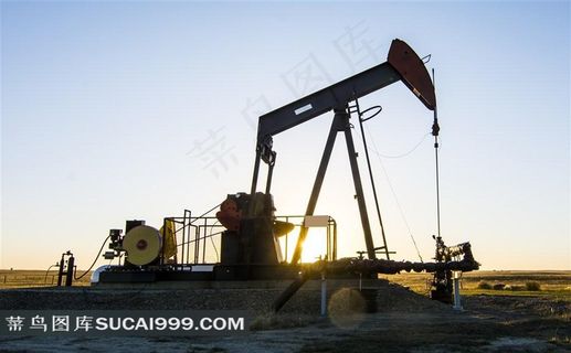 正在油田工作的钻油机高清摄影图片