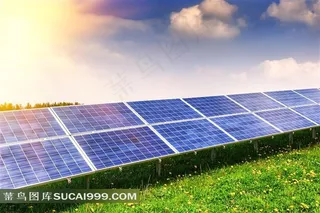 蓝天白云下的太阳能板