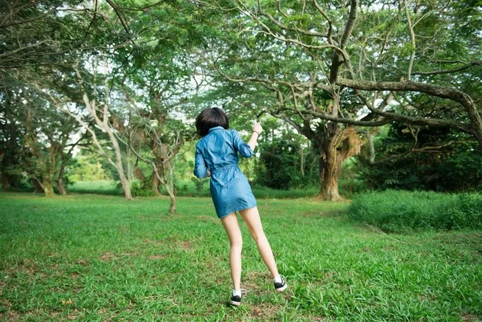 公园清纯衬衫裙美女写真