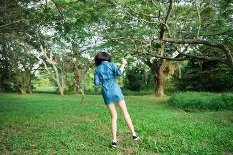 公园清纯衬衫裙美女写真