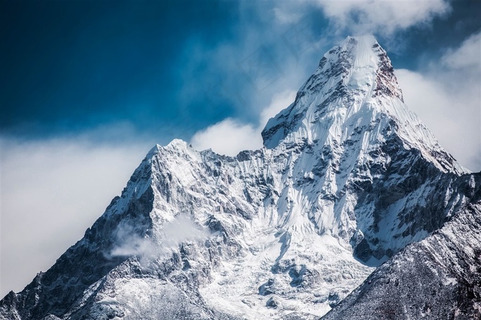 巍峨耸立着的雪山风光摄影高清图