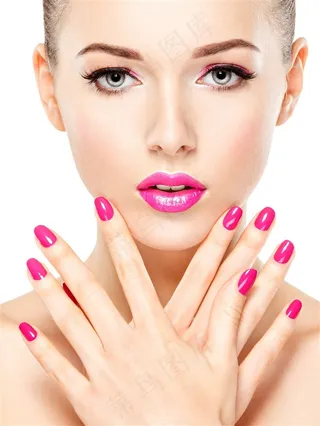 双手交叉的时尚美女高清图片