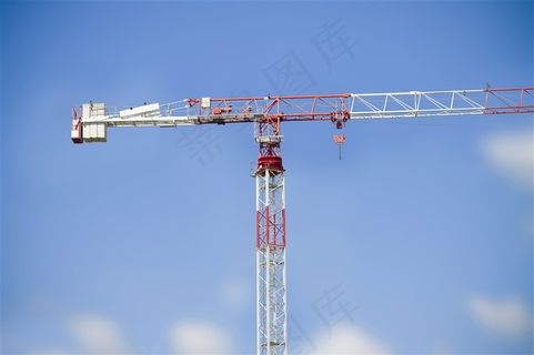 以天空为背景的塔吊