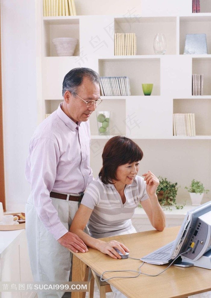 桌边上网的老人