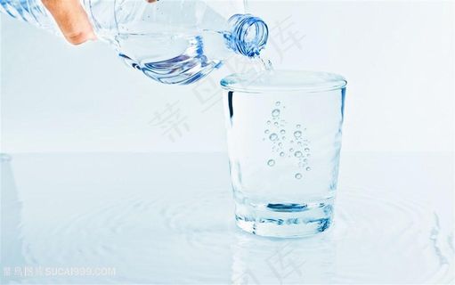 往杯子里倒满水的高清图