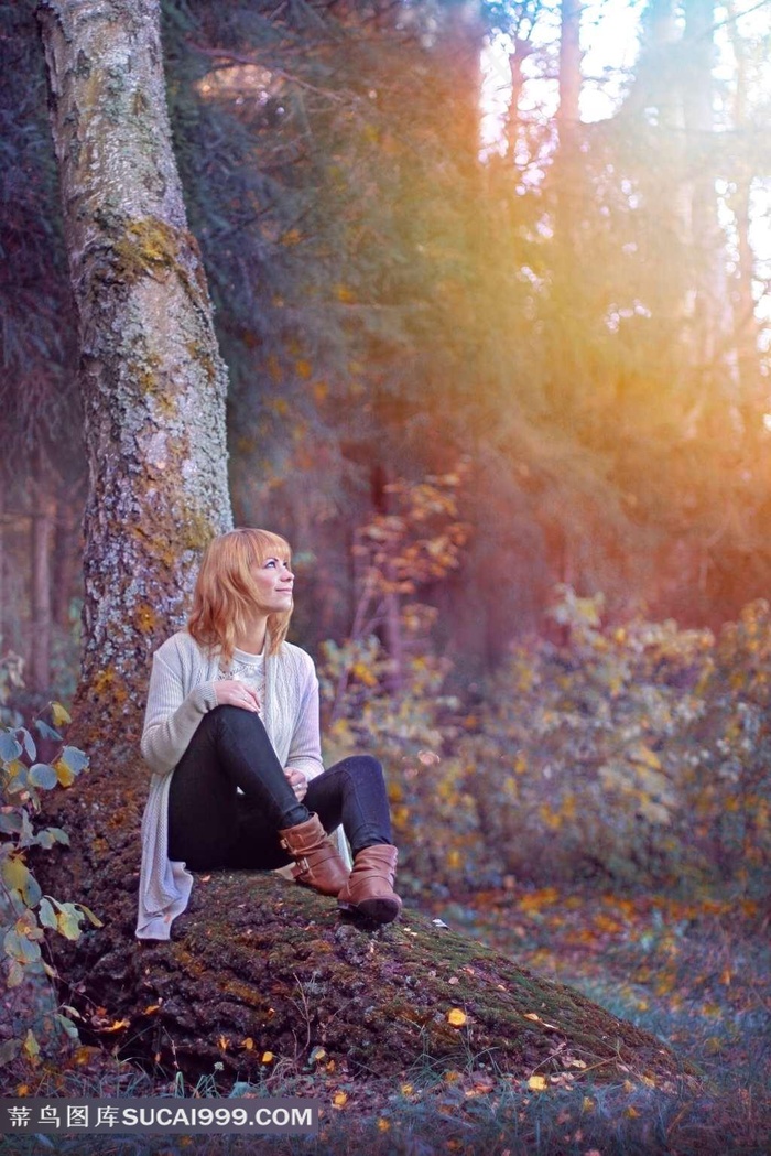 坐在树下的美女