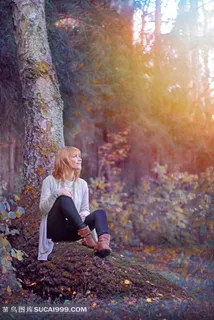 坐在树下的美女