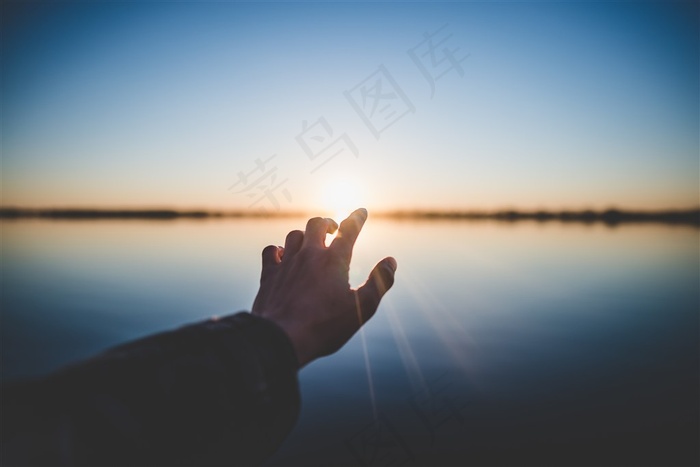 蓝色手指向教育简约湖面手势