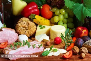 新鲜蔬果和烟肉火腿芝士坚果