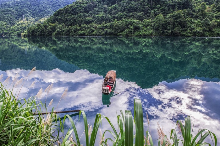 湖水荡起涟漪