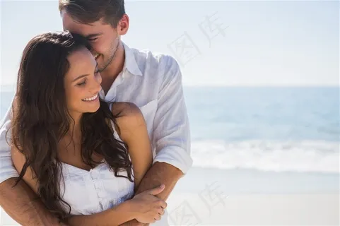 背后拥抱的情侣图片