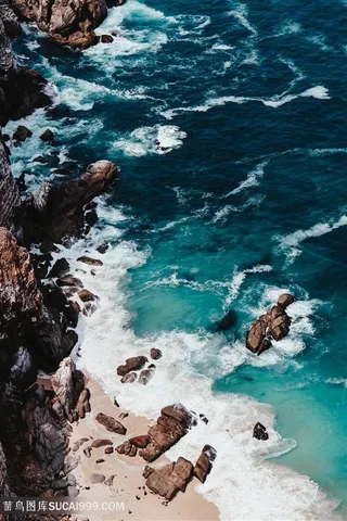 海岸边海浪冲刷壁纸