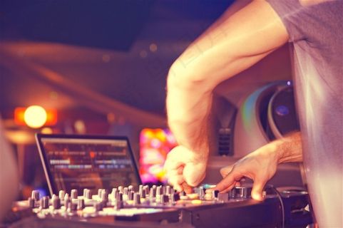 国外男人夜店酒吧