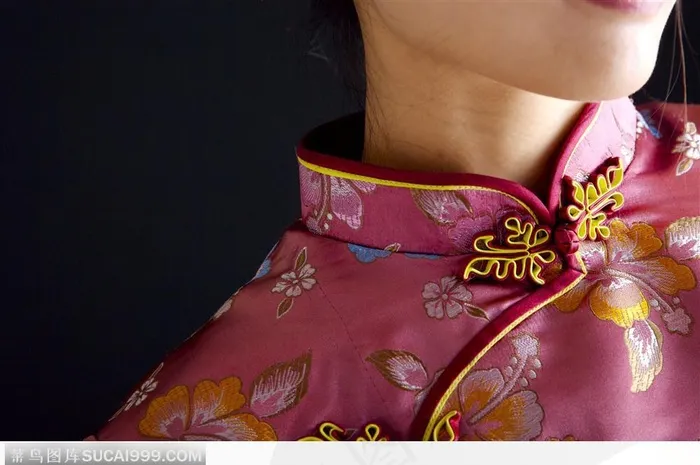 穿着紫色旗袍的美女