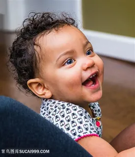 非洲卷发可爱微笑宝宝