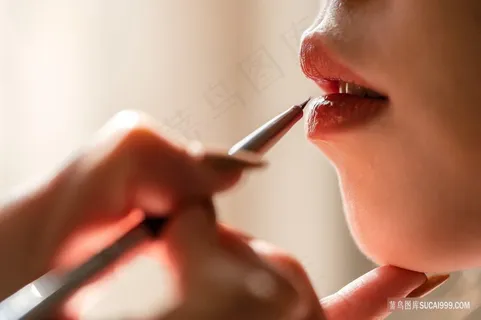化妆师嘴唇特写