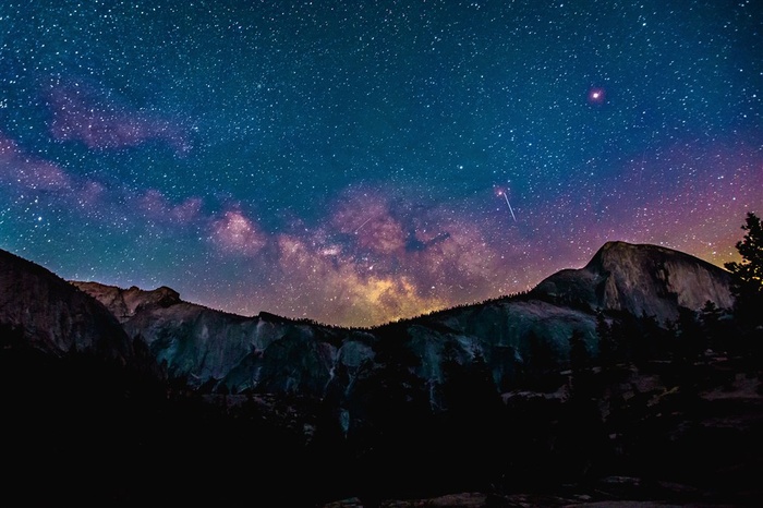 星空下的山脉
