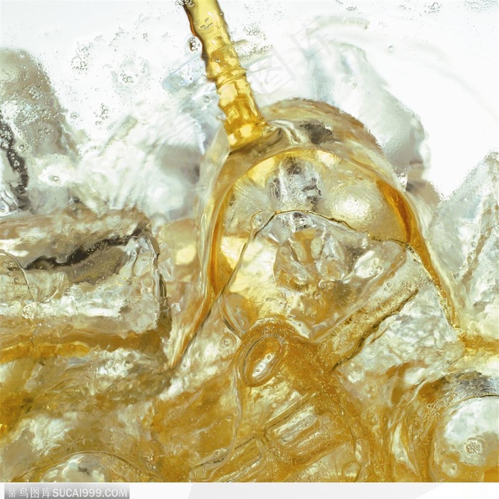 动感饮品-酒落在冰块的瞬间