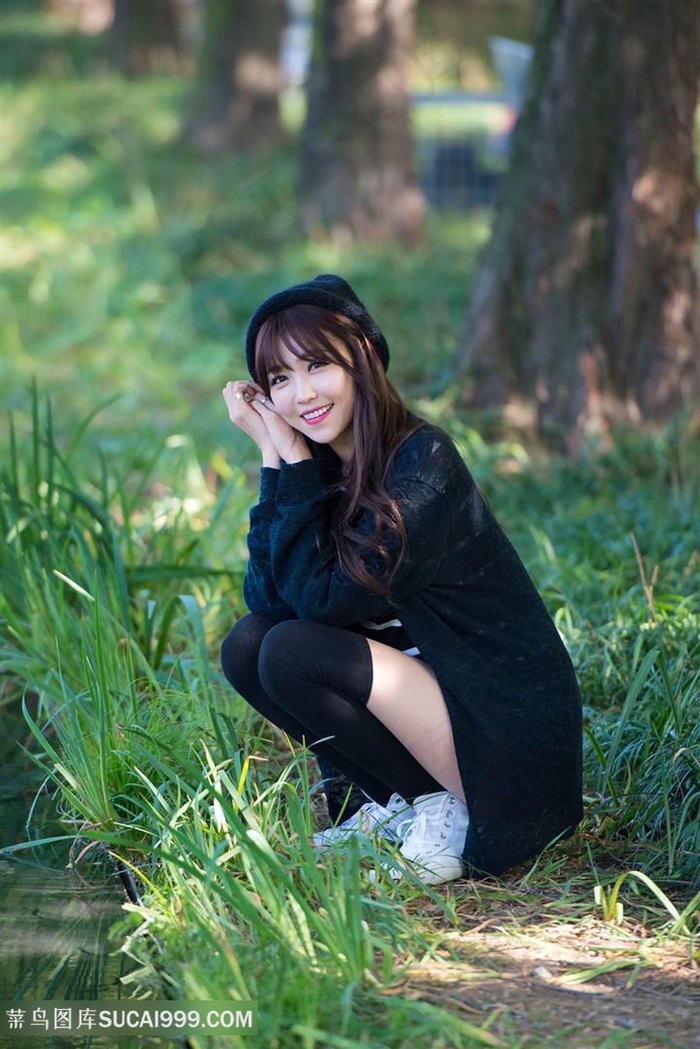 蹲在草地上的韩国*清纯美女写真图片