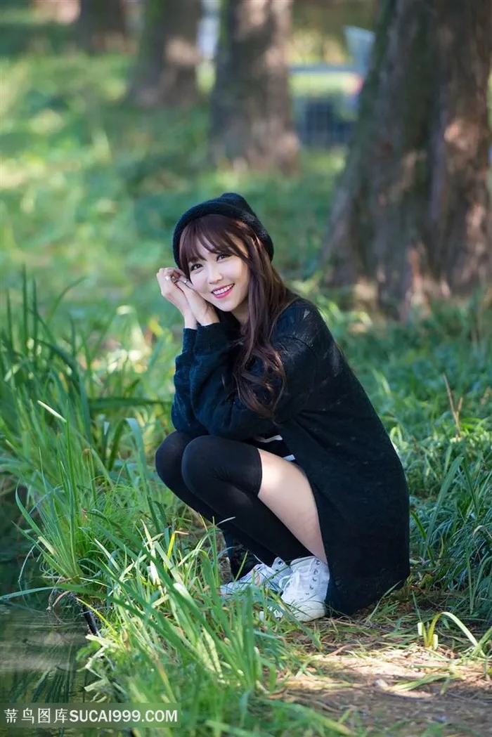 蹲在草地上的韩国*清纯美女写真图片