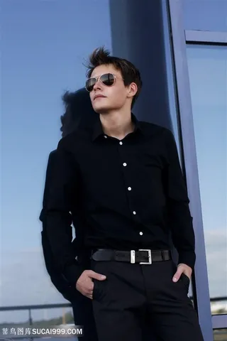 黑衬衫墨镜男人肌肉男健美图片