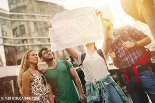 正在看地图的外国驴友高清摄影