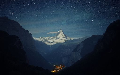 夜空中的大山