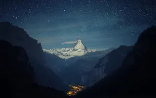 夜空中的大山