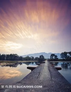 傍晚野外风光摄影图