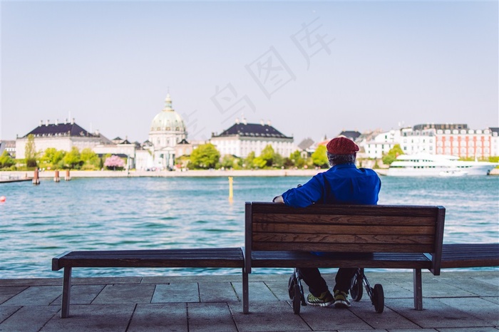 湖边赏景的男人