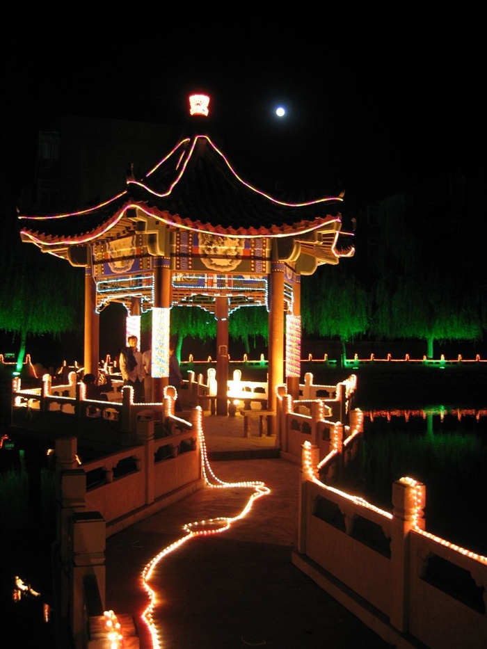 明月与彩灯交相辉映