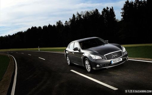 行驶在道路的汽车风景画