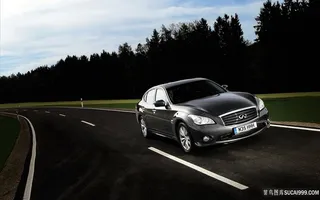 行驶在道路的汽车风景画