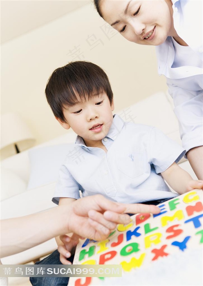 正在教男童学习字母的家长