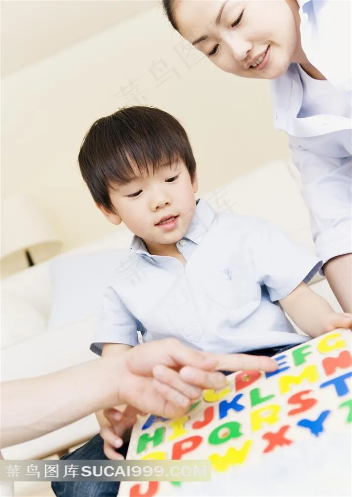 正在教男童学习字母的家长