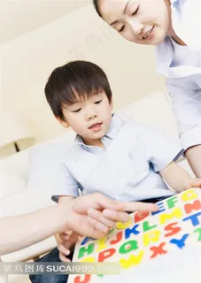 正在教男童学习字母的家长 正在教男童学习字母的家长