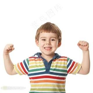 展示肌肉的小男孩高清图片
