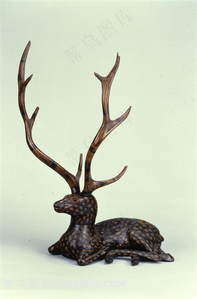 爬着的鹿雕塑素材