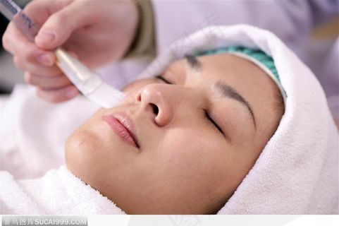 医学美容-美容整形清洁面部的医生