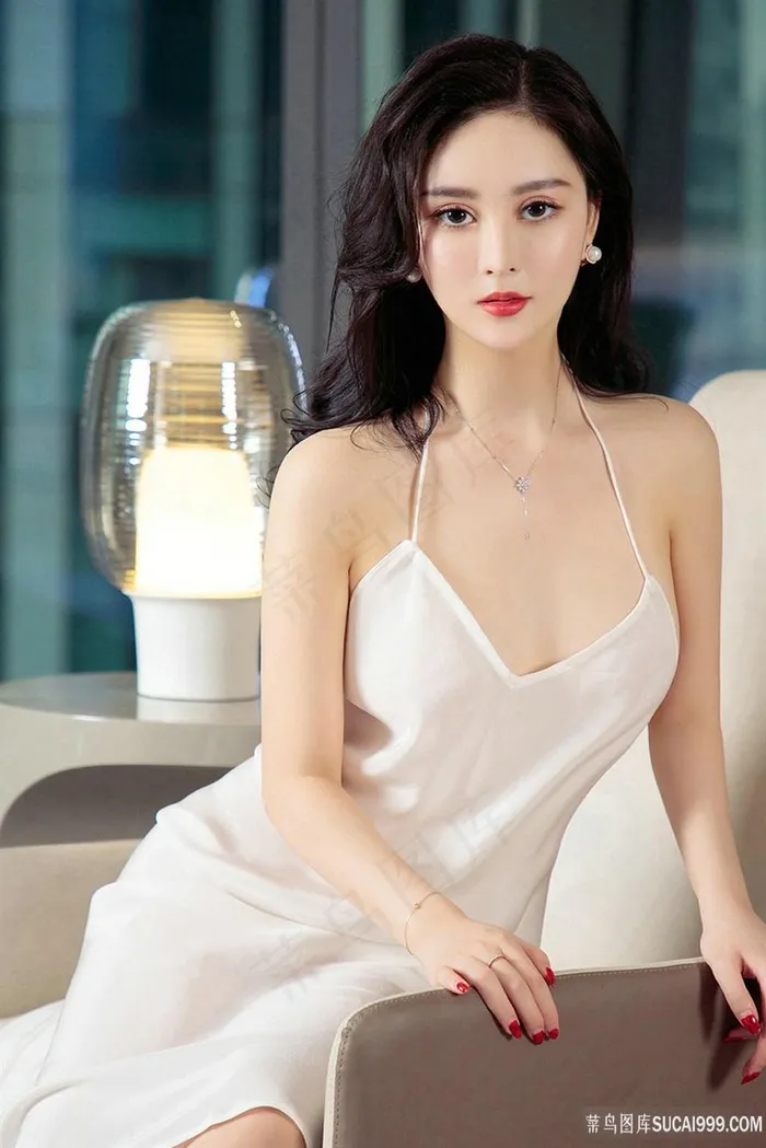 穿着性感吊带的高清美女图片