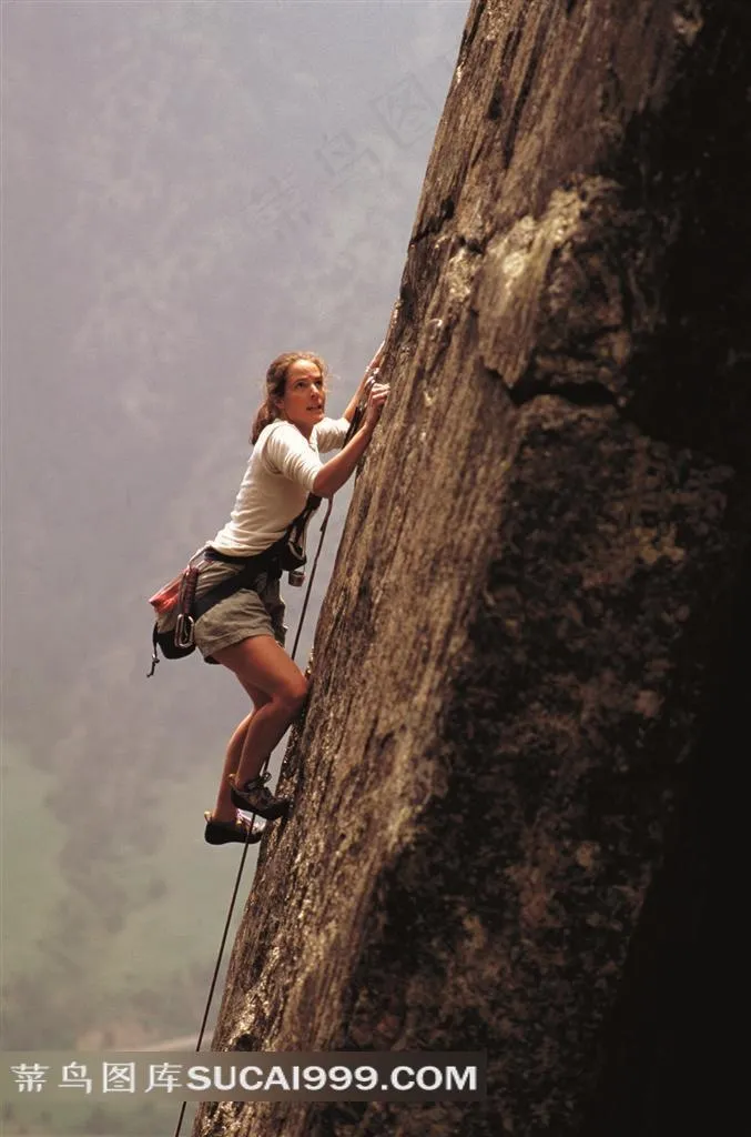 攀岩极限运动的女运动员摄影高清图片