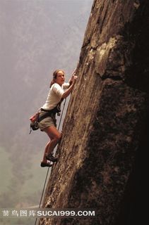 攀岩极限运动的女运动员摄影高清图片