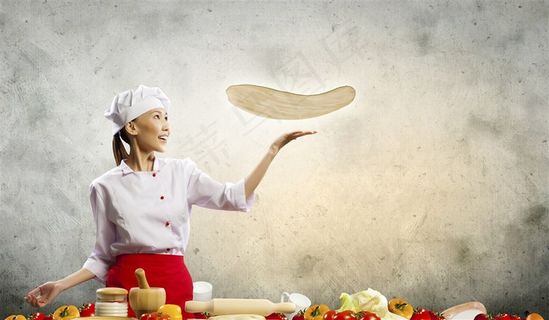 美女厨师手中的面皮高清图片