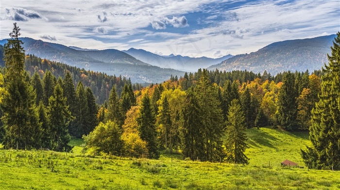 连绵群山树林草地自然风光图片