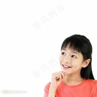 手托下巴微笑的女学生