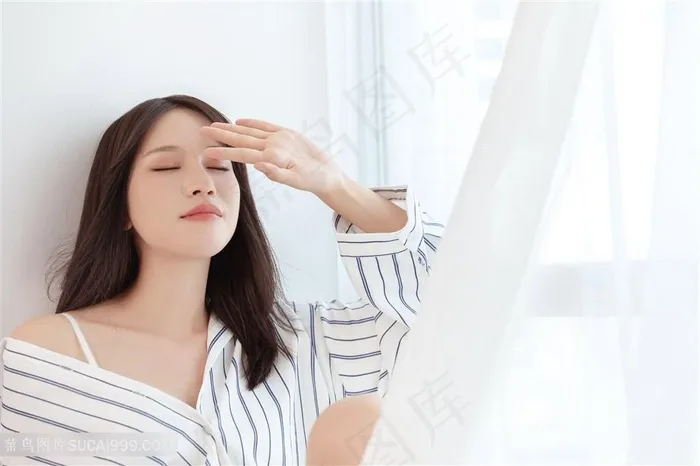 女性窗前吹风